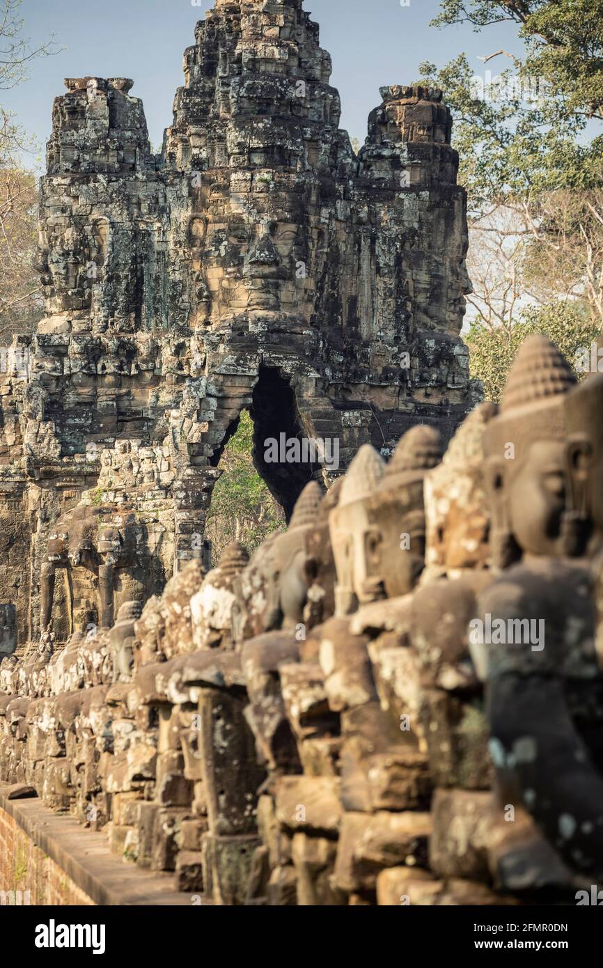 Fila di divinità e la porta sud, Angkor Thom, il Parco Archeologico di Angkor, Siem Reap, Cambogia Foto Stock