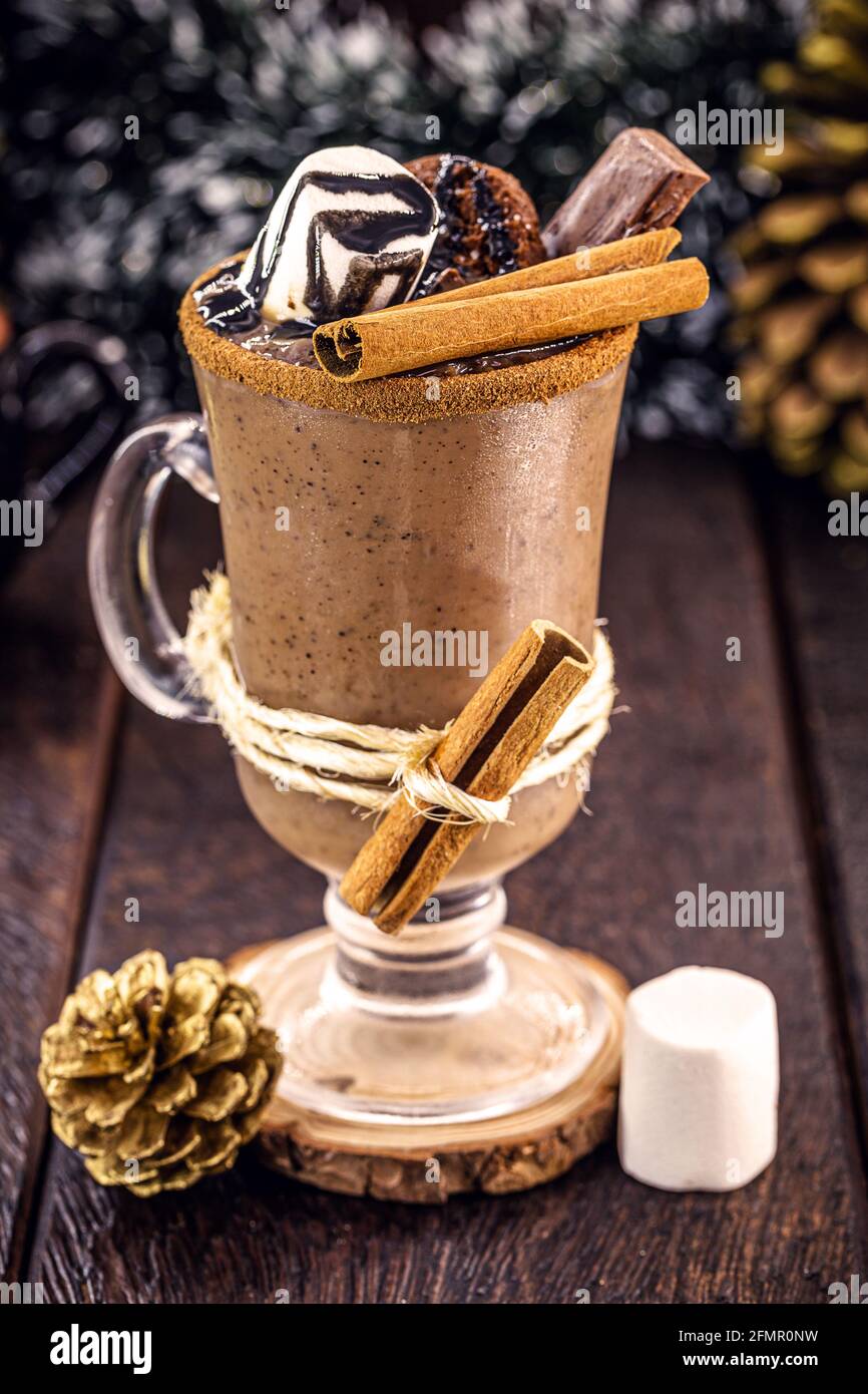 Cioccolata calda con caramelle di marshmallow, un tipico drink di Natale e di vacanza Foto Stock