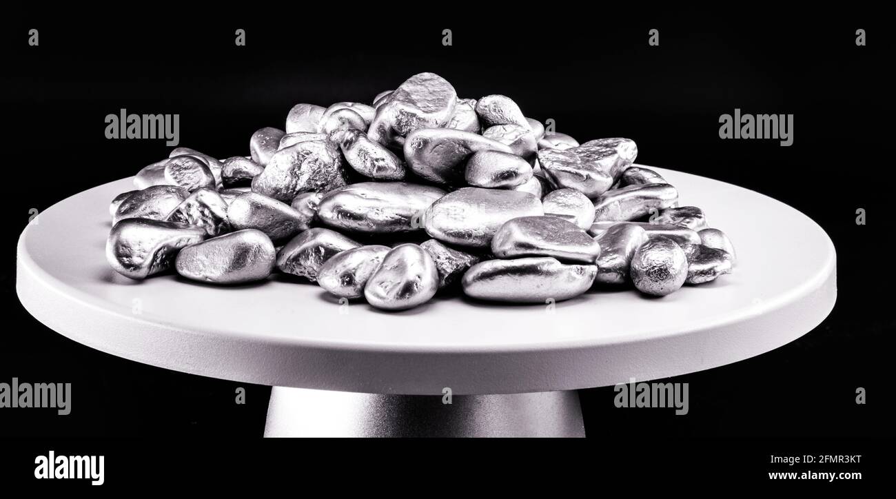 pietre di platino, piccoli noccioli di metallo d'argento su scala elettronica Foto Stock