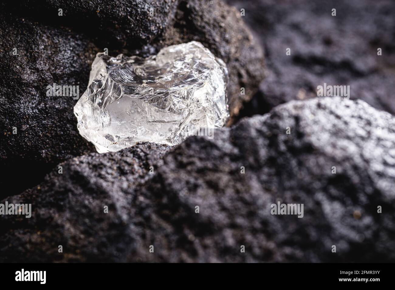 diamante grezzo, cristallo in una forma allotropica di carbonio, gemma non  tagliata, concetto di lusso o ricchezza Foto stock - Alamy