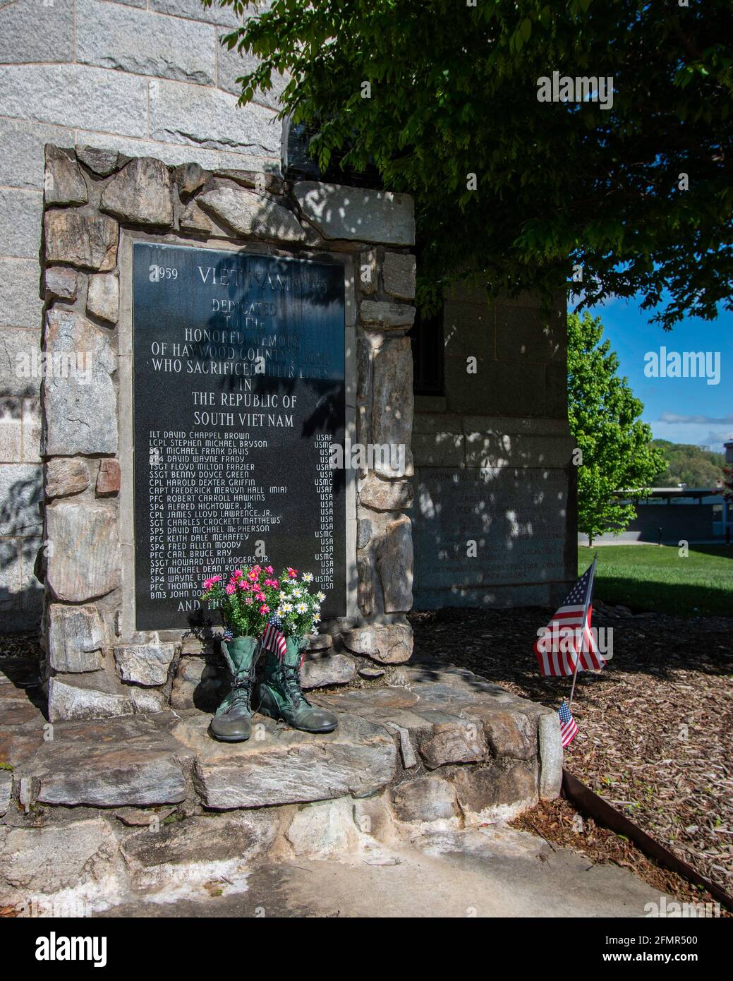 Memorial che riconosce i veterani della guerra del Vietnam della contea di Haywood che hanno fatto il sacrificio finale davanti al tribunale di Waynesville, nord Foto Stock