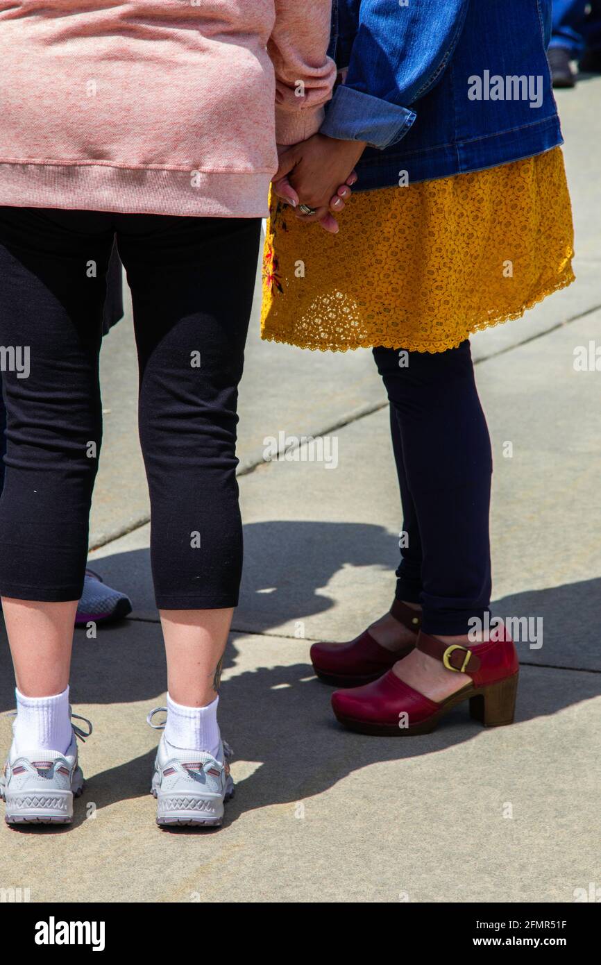 Le Signore tengono le mani mentre si radunano per pregare nella Giornata Nazionale di preghiera di fronte al tribunale. Foto Stock