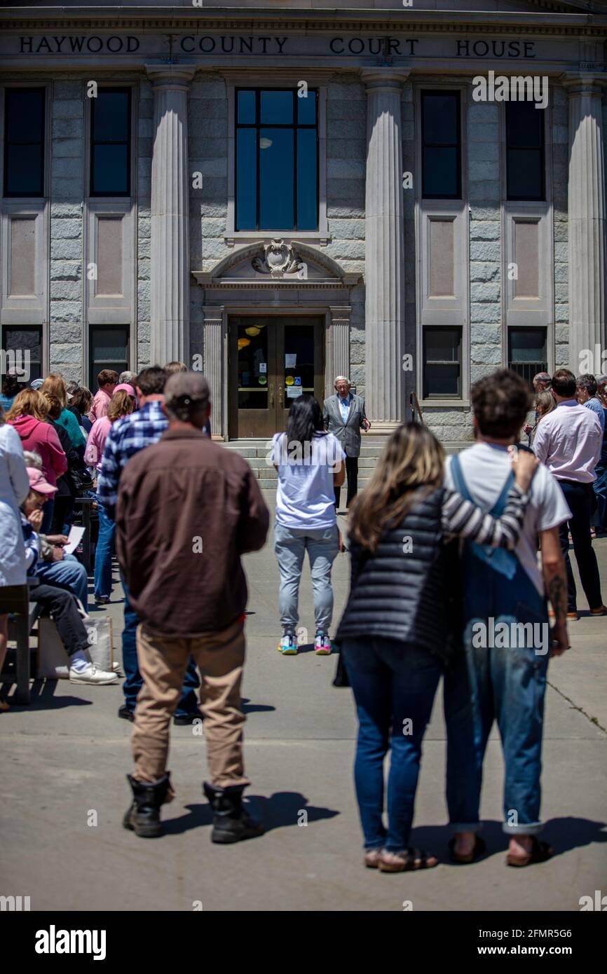 Il gruppo si unisce in preghiera con il Pastore Kilby nella Giornata Nazionale di preghiera di fronte al tribunale. Foto Stock