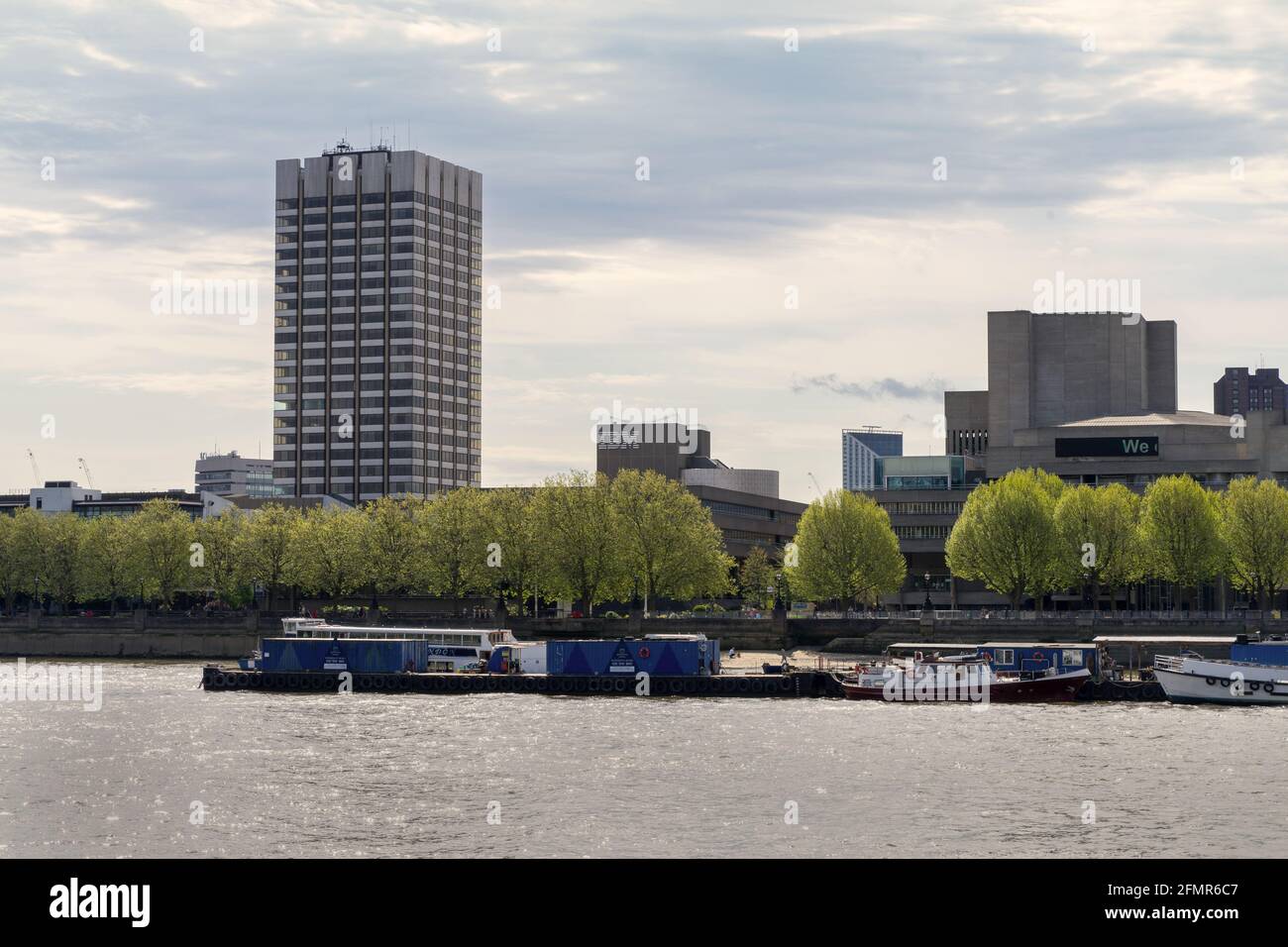 Torre ITV London Studios sulla sponda sud del Tamigi durante il giorno. Londra Foto Stock