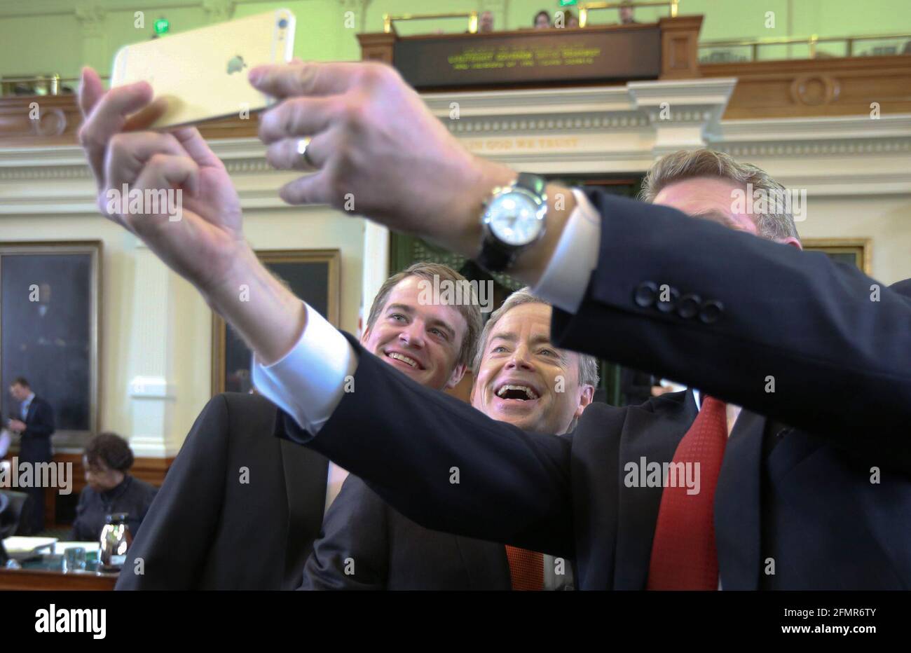 Il senatore dello stato del Texas Don Huffines festeggia con i selfie al Senato dopo essere stato giurato in carica il 13 gennaio 2015. Huffines servito fino al 2020. Nel maggio 2021, ha annunciato la sua candidatura al governatore del Texas; sfiderà Gov. Greg Abbott nelle primarie repubblicane nel 2022. ©Bob Daemmrich Foto Stock