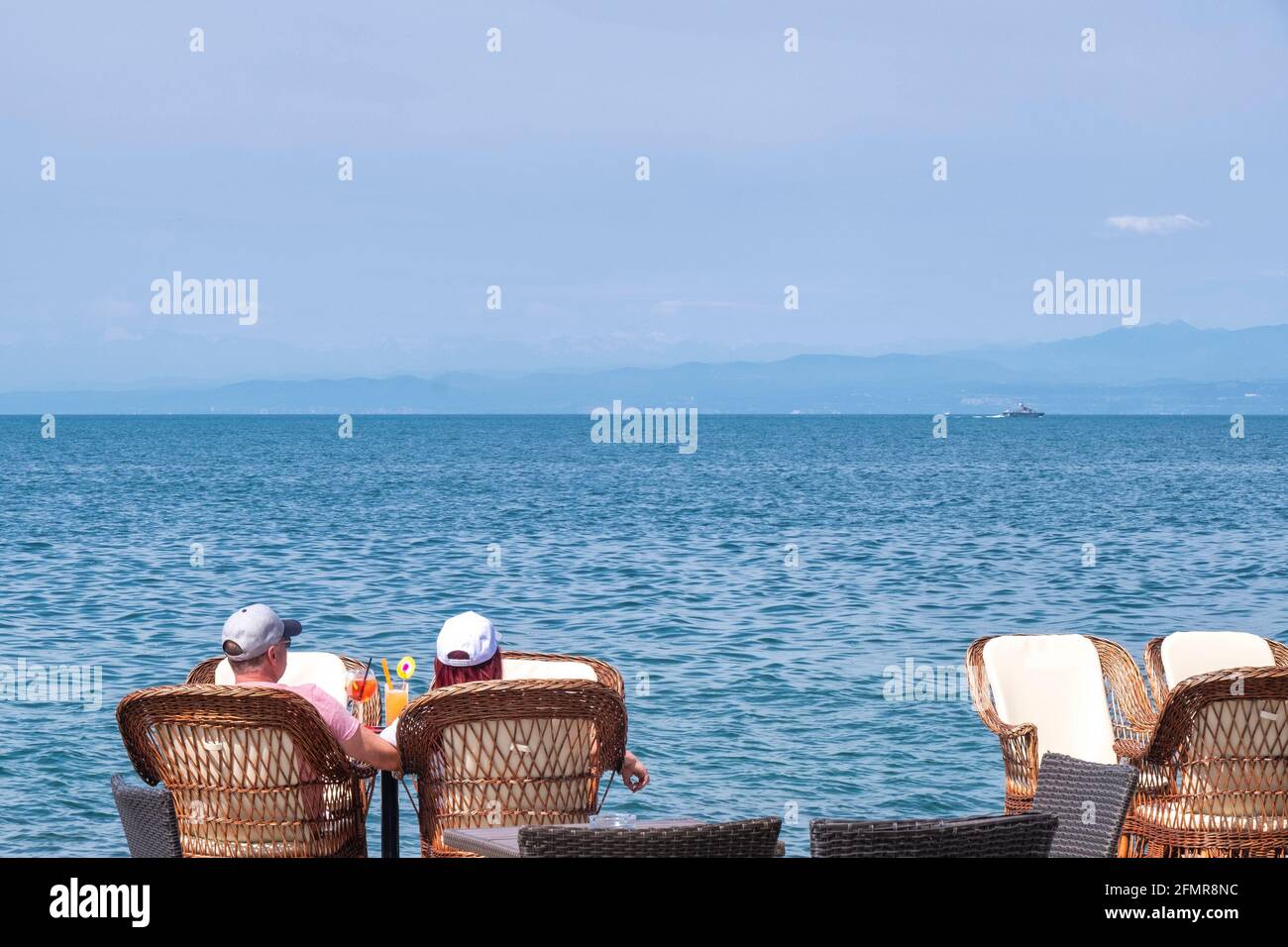 Due persone che si rilassano sul mare Foto Stock