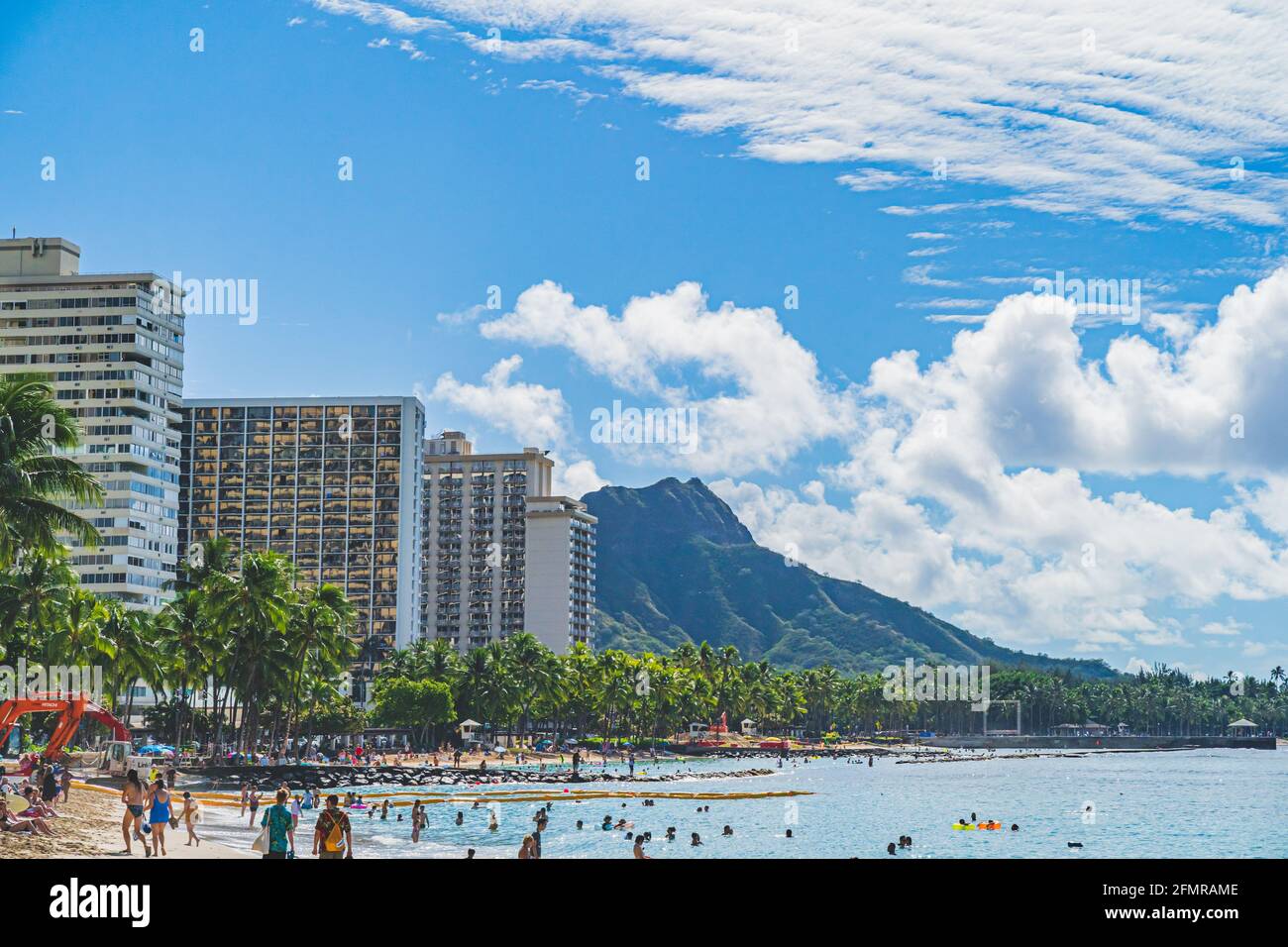 Oahu Hawaii persone godere Waikiki spiaggia con Diamond Head in sfondo Foto Stock