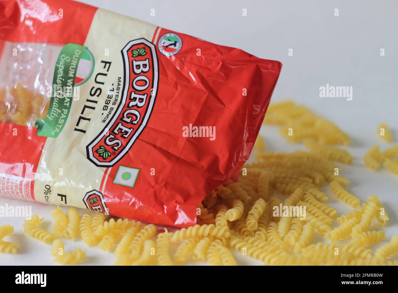 Mumbai, India, 11 2021 maggio: Pasta di grano duro borges fusilli in confezioni di colore rosso Foto Stock