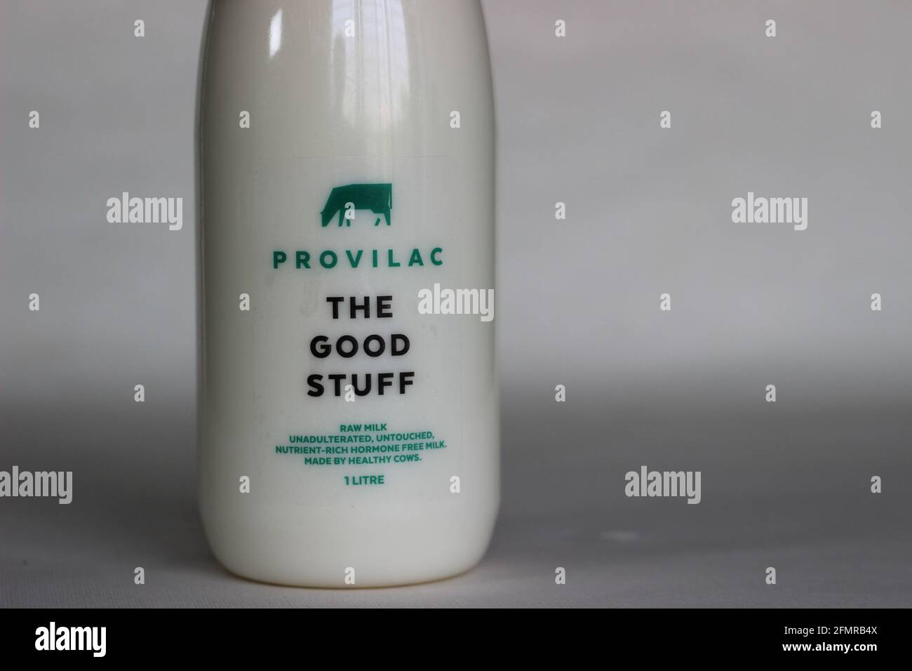 Mumbai, Maharashtra, India, marzo 02 2021: Latte crudo procilac in bottiglia bianca dell'animale domestico. Le bottiglie sono di forma base con una buona proporzione Foto Stock