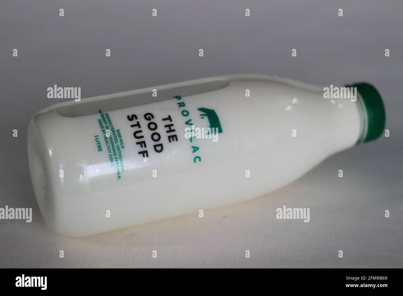 Mumbai, Maharashtra, India, marzo 02 2021: Latte crudo procilac in bottiglia bianca dell'animale domestico. Le bottiglie sono di forma base con una buona proporzione Foto Stock