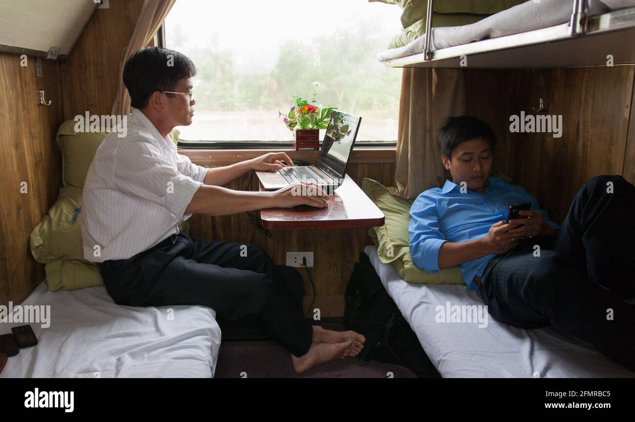 Passeggeri che lavorano alla Reunification Express Railway in Vietnam Foto Stock
