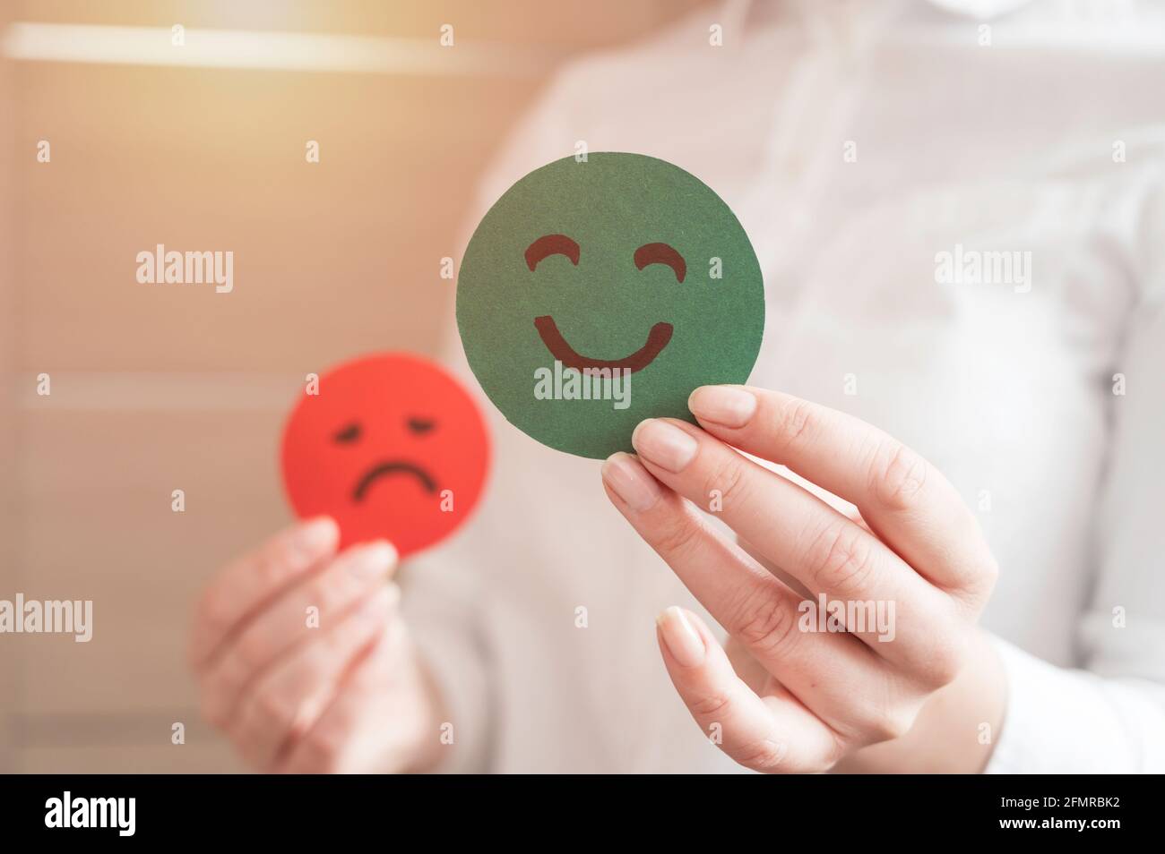 Mano scelta carta verde taglio felice sorriso faccia. Feedback, valutazione e valutazione positiva del cliente, esperienza, sondaggio sulla soddisfazione Foto Stock