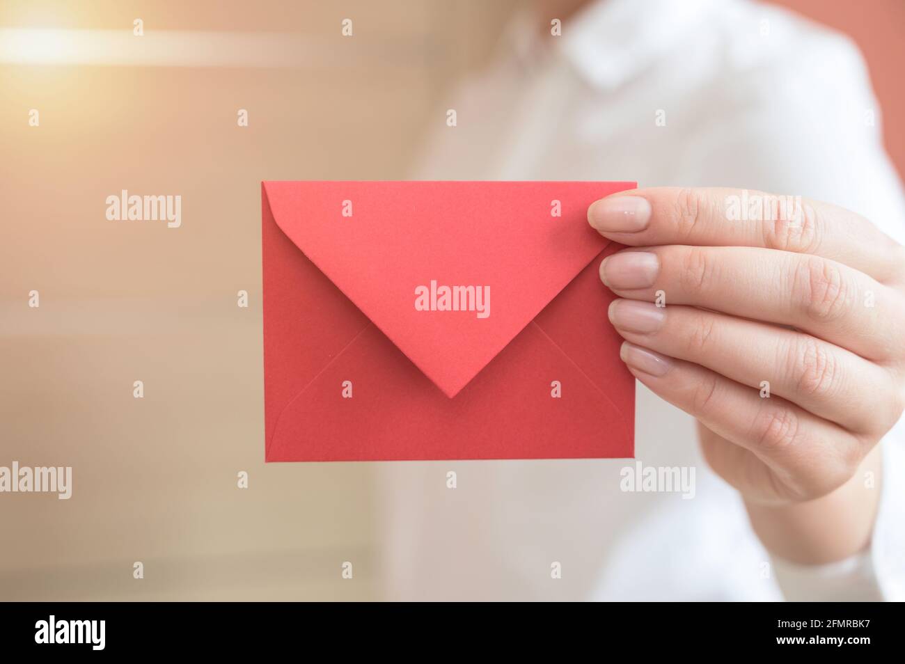 Closeup di giovane donna d'affari che tiene busta Foto Stock