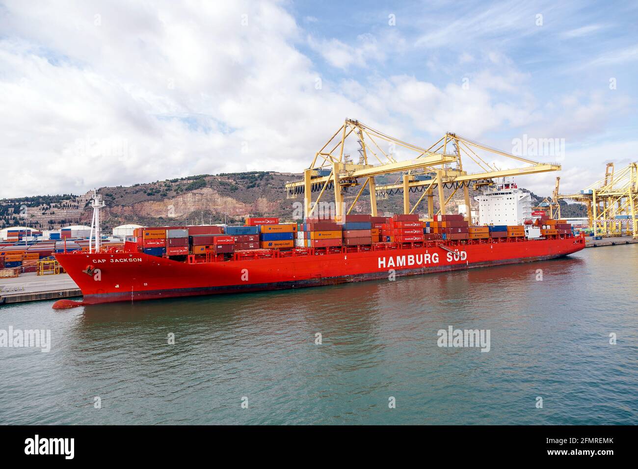 Barcellona, Spagna - 26 settembre 2015: Nel porto di Barcellona sono in piedi navi portacontainer. E' il porto piu' grande della Catalogna con un volume commerciale di 2.57 miglia Foto Stock