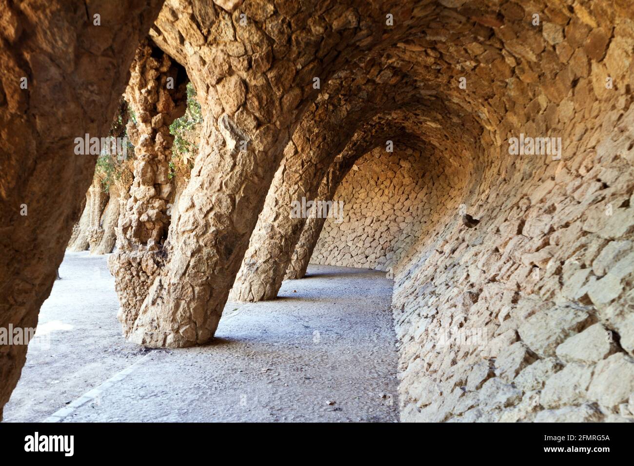 Antoni Gaudi hause e panca in ceramica a Park Guell, Barcellona, Spagna Foto Stock