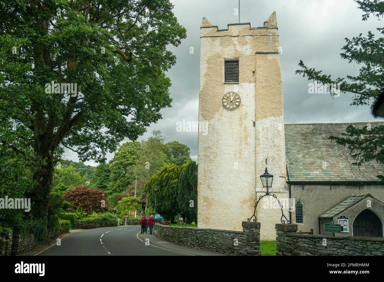 La torre della chiesa di Saint Oswald nel villaggio di Grasmere nel Lake District, Cumbria, Regno Unito Foto Stock