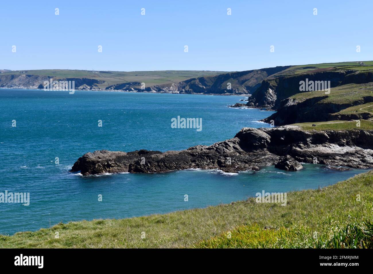 Rocce costiere guardando da Port Issac verso la linea costiera di Tintagel North Cornwall Inghilterra Regno Unito Foto Stock