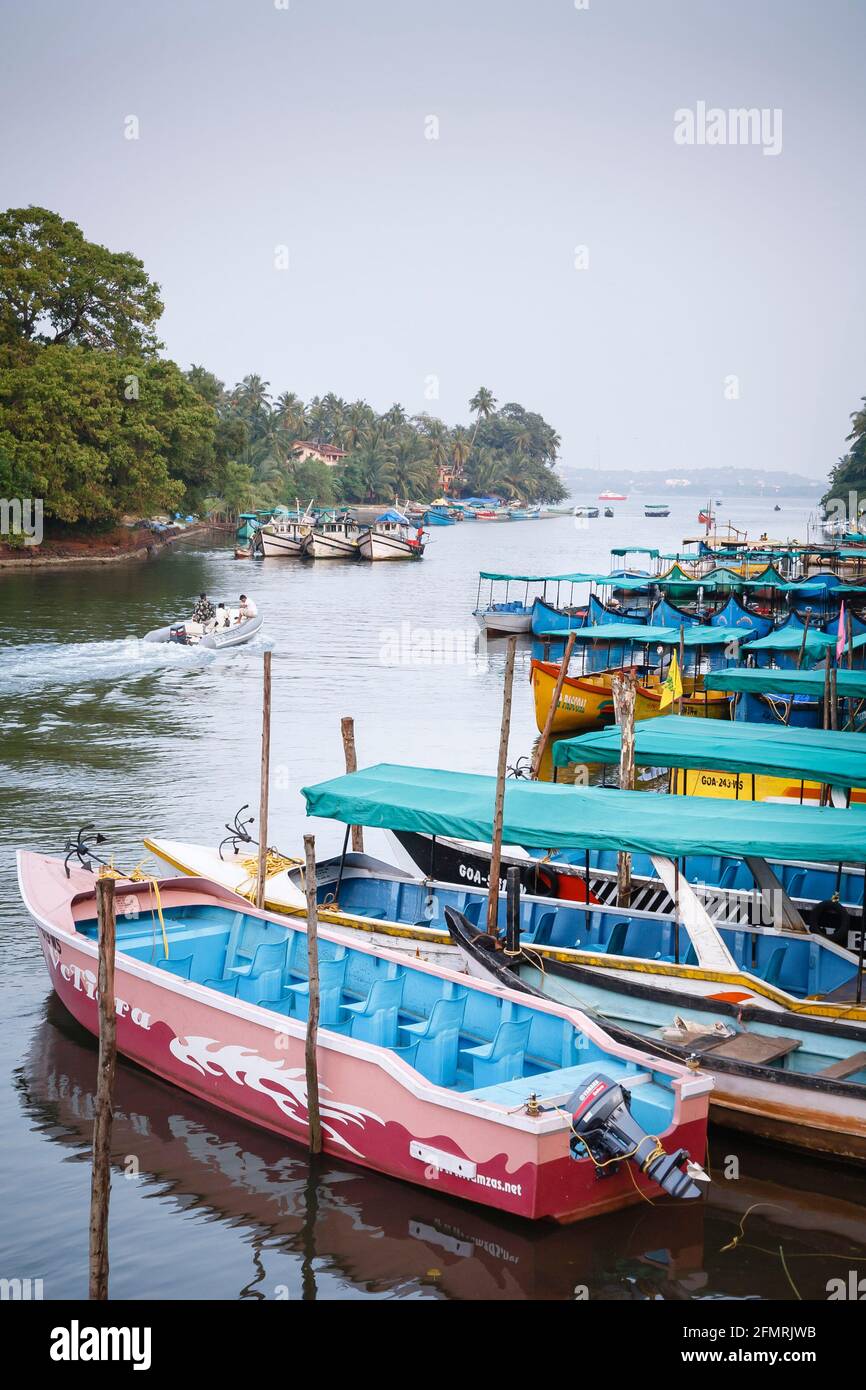 PANAJI, INDIA - 06 novembre 2011. Colorate barche turistiche ormeggiate sul fiume Nerul, Candolim, Goa Foto Stock
