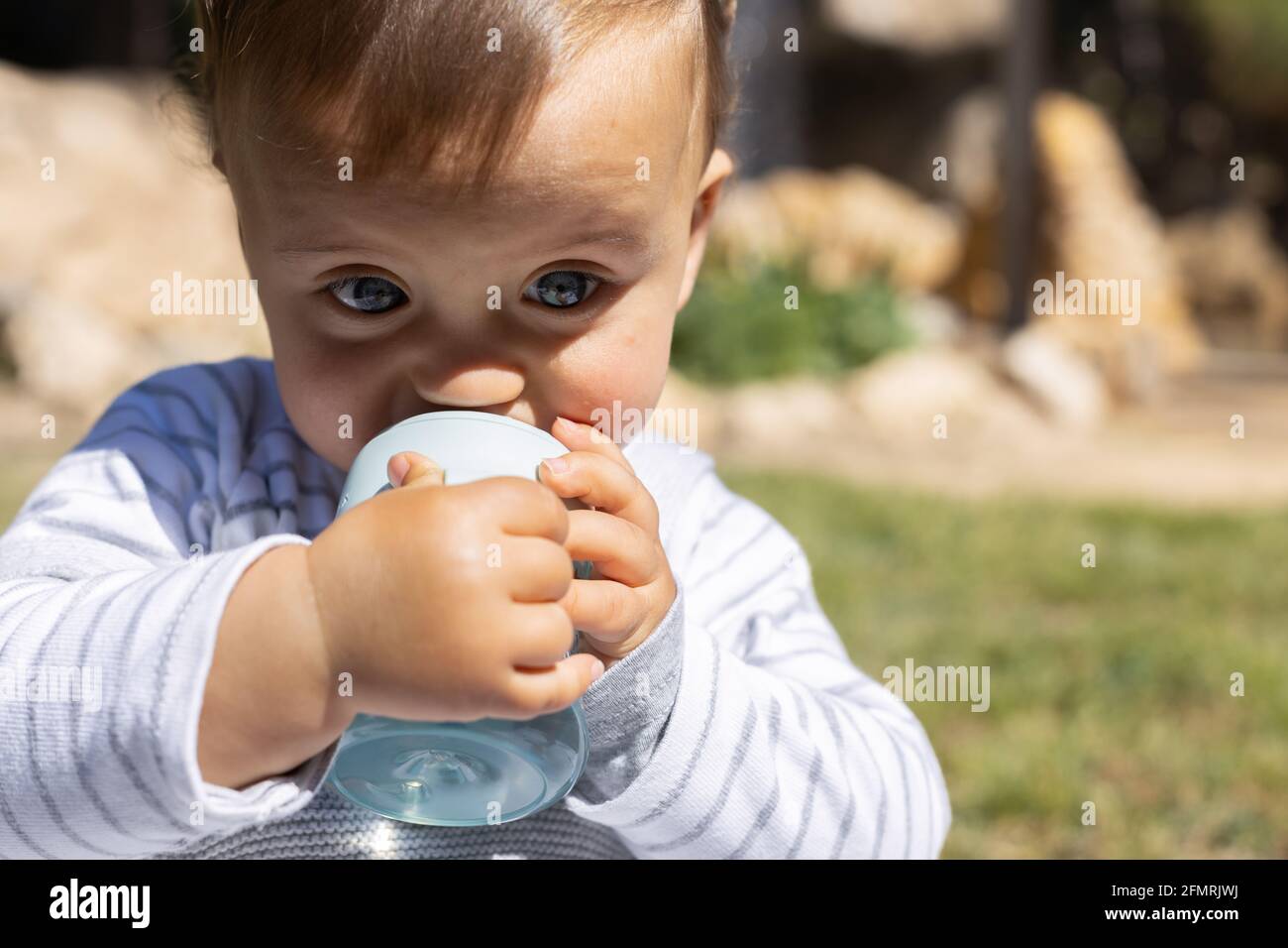 Ragazzo che beve la bottiglia in una giornata di sole Foto Stock