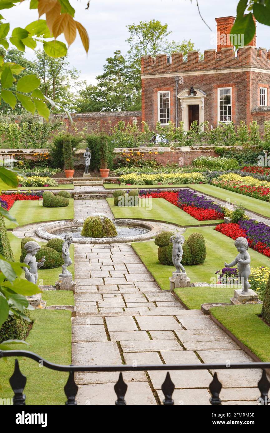 LONDRA, Regno Unito - 22 luglio 2011. Pond Gardens e Banqueting House presso i Giardini Hampton Court Palace Foto Stock