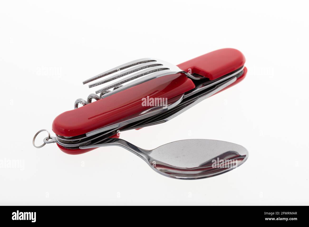 L'utensile multifunzionale comprende coltello, cucchiaio, forchetta, apribottiglie, cavatappi Foto Stock