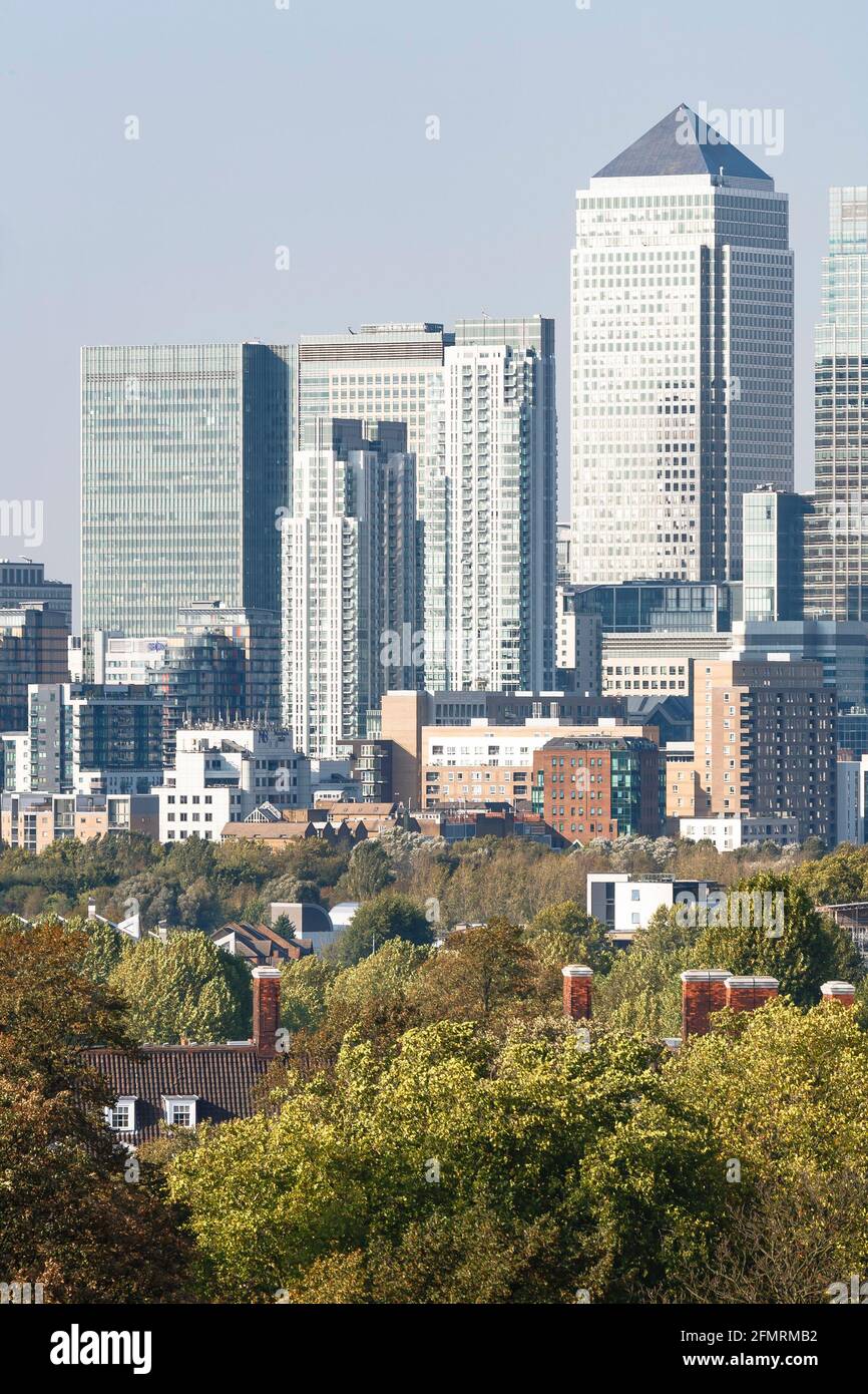 LONDRA, Regno Unito - 03 ottobre 2011. Spazi verdi nel centro di Londra. Alberi e case con Canary Wharf sullo sfondo. Paesaggio urbano del Regno Unito di Londra Foto Stock