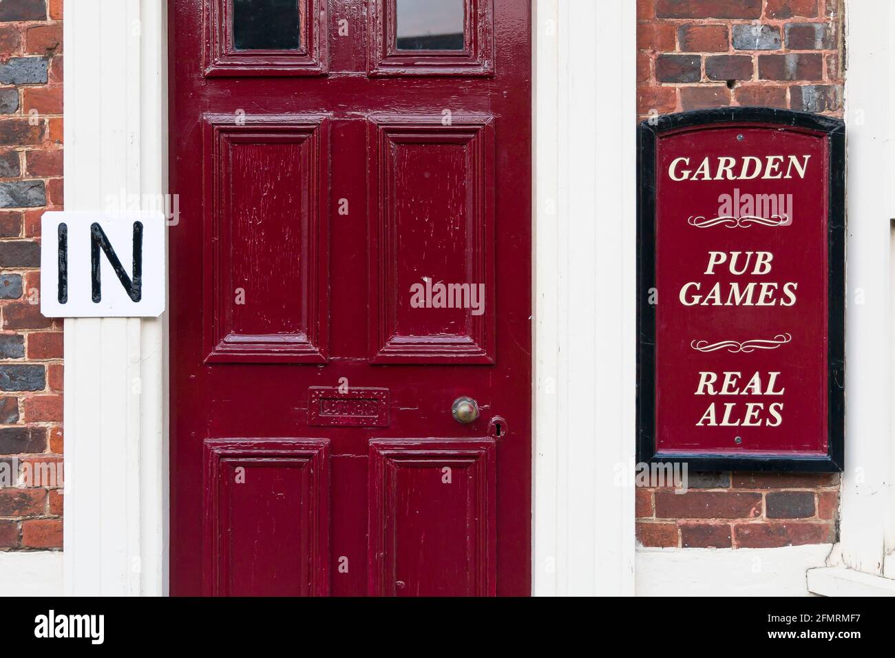 BUCKINGHAMSHIRE, Regno Unito - 25 dicembre 2020. Dettaglio di una porta d'ingresso rossa ad un tipico pub britannico Foto Stock