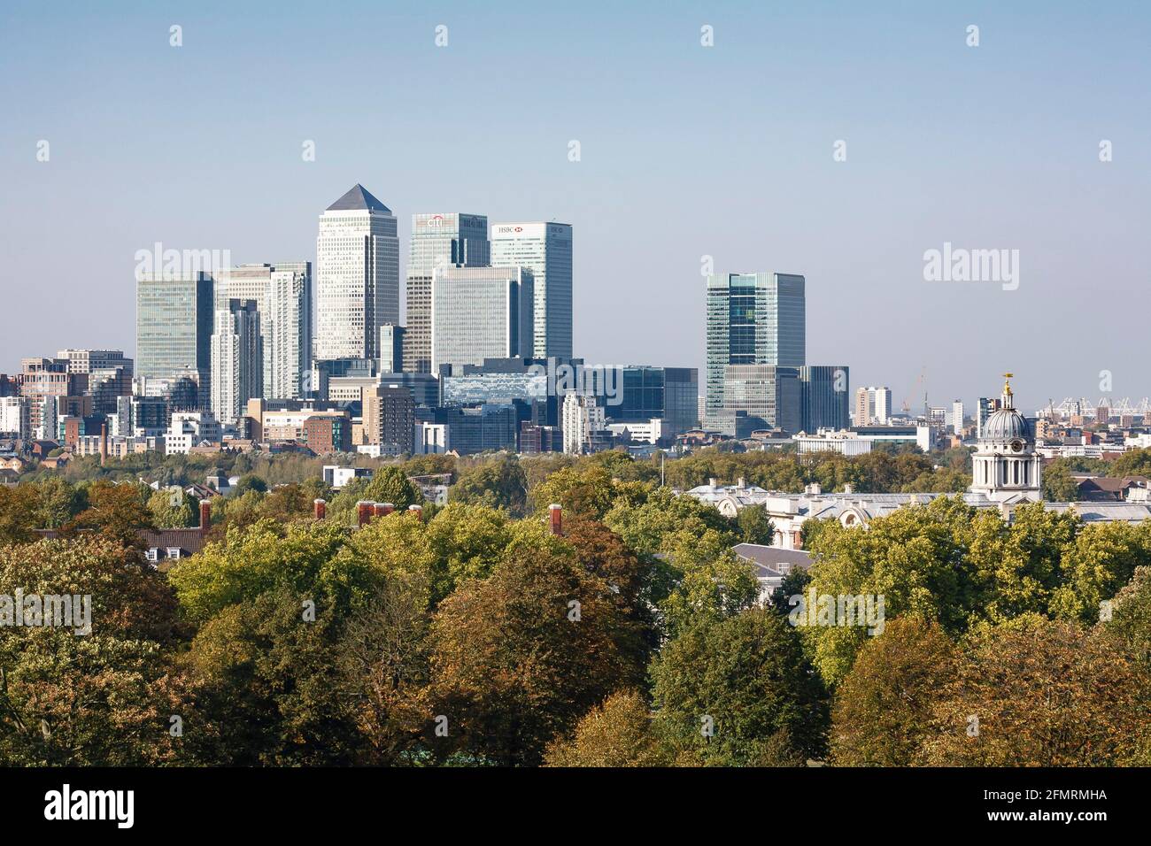 LONDRA, Regno Unito - 03 ottobre 2011. Spazi verdi. Skyline della città del centro di Londra, Regno Unito, con alberi e Canary Wharf Foto Stock