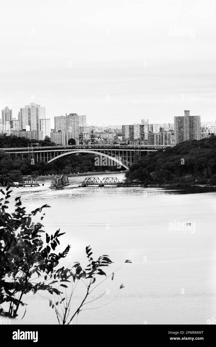 Vista sul ponte che collega Manhattan e il Bronx AS Vista dall'altra parte del fiume Hudson Foto Stock