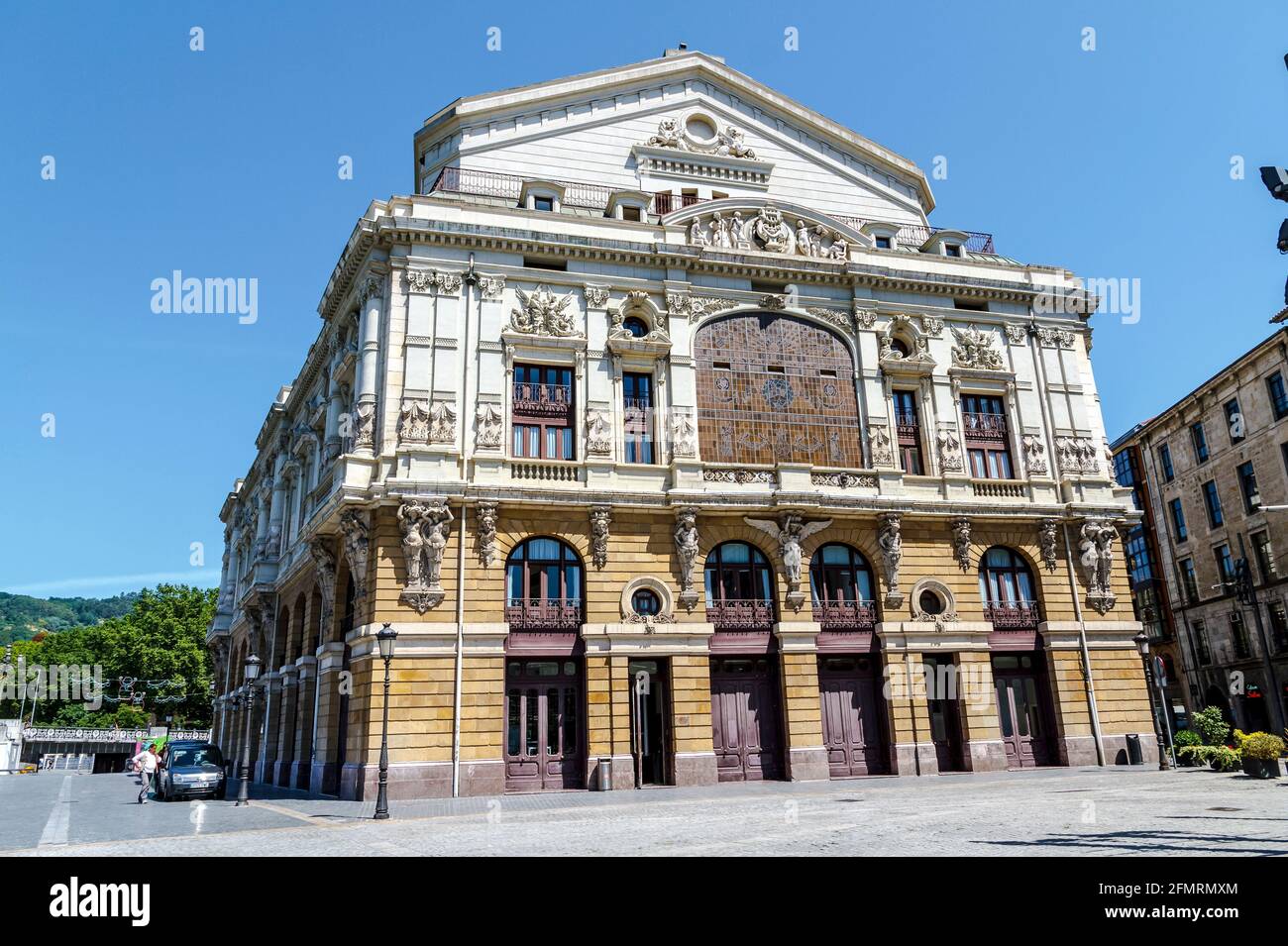 Bilbao, Spagna - 8 agosto 2012: Teatro Arriaga nella capitale di Vizcaya,  Pais Vasco. Edificio Neobarroco del XIX secolo, opera degli archi Foto  stock - Alamy