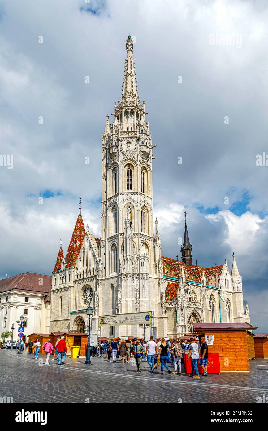 Budapest, Ungheria - 15 novembre 2019: Chiesa di Mattia a Budapest, Ungheria. L'edificio è stato costruito in stile fiorito tardo gotico nel secon Foto Stock