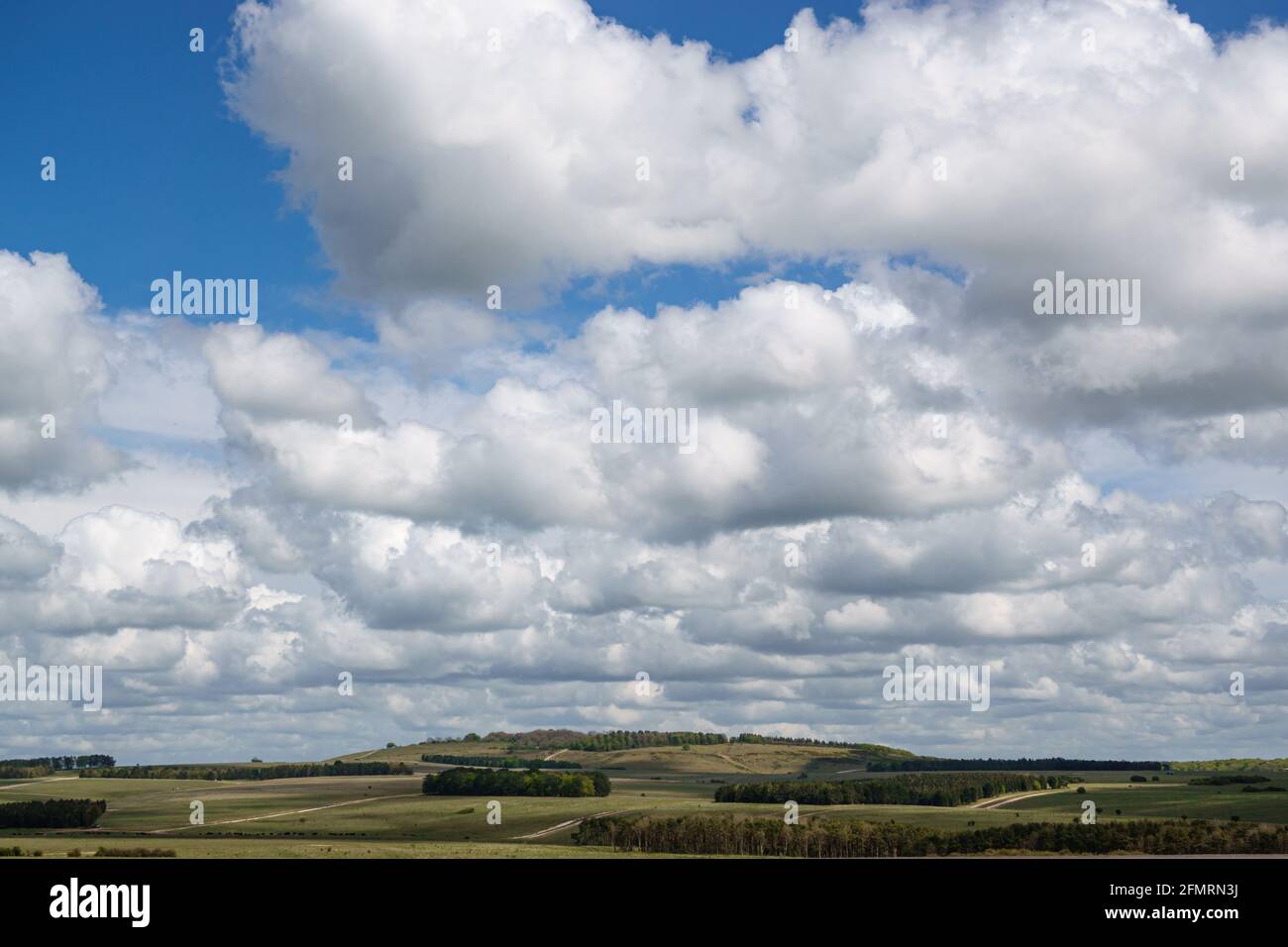 Cielo pieno di soffice nuvola estiva bianca su Sidury Hill Nella zona di addestramento militare di Salisbury Plain nel Wiltshire UK Foto Stock