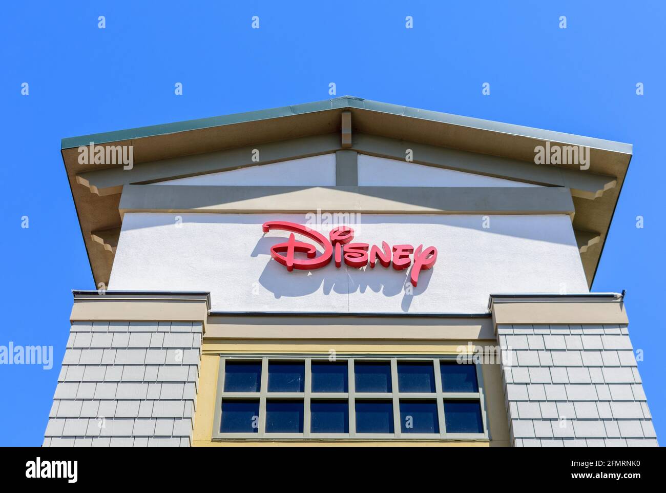 Cartello Disney sulla facciata del negozio a catena sotto il cielo blu. - Los Angeles, California, Stati Uniti d'America - 2021 Foto Stock