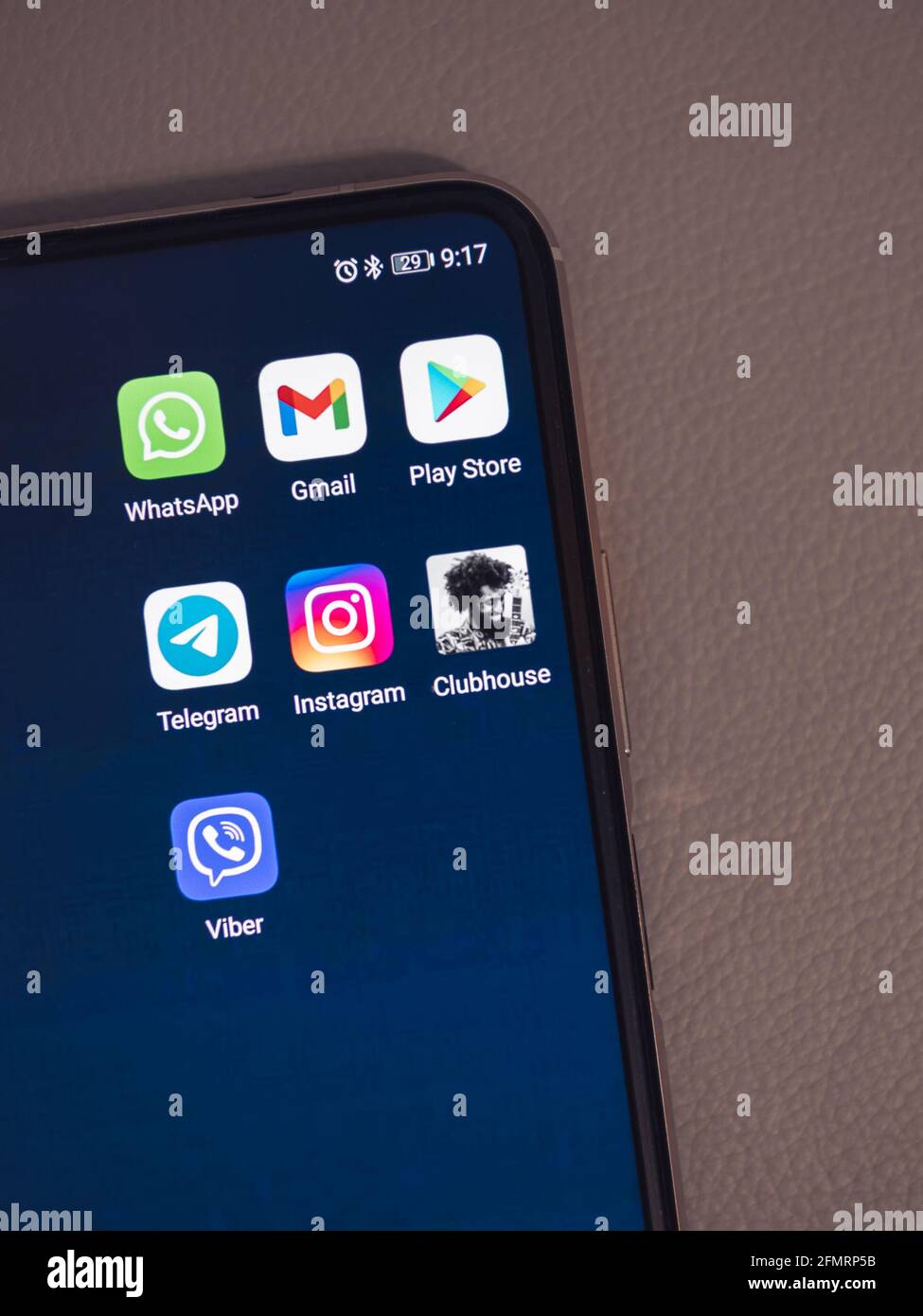 Mosca, Russia - 11 maggio 2021: Visualizzazione icone app Clubhouse sullo schermo dello smartphone, versione ufficiale per dispositivi Android. Foto Stock