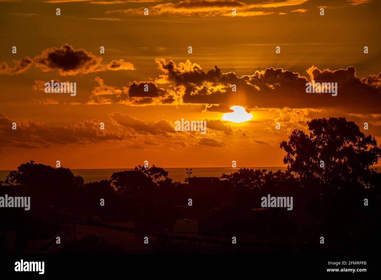 Il sole sorge sull'oceano a Mauritius. Foto Stock