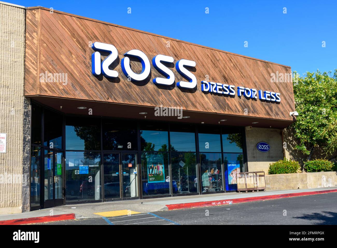 Ross Dress per meno segno sopra lo storefront del deposito della catena di deposito di sconto - San Jose, California, Stati Uniti d'America - 2021 Foto Stock