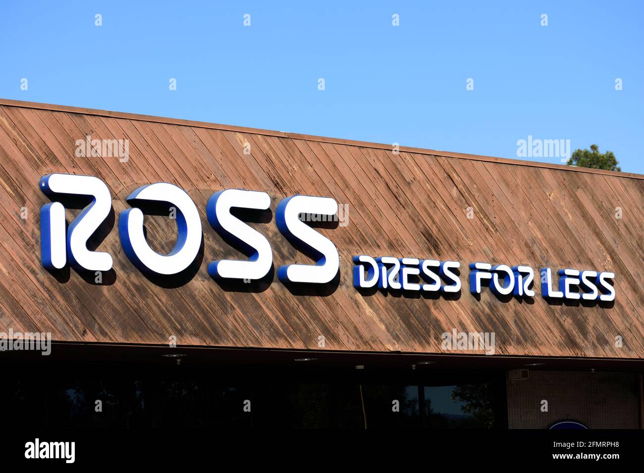 Ross Dress per meno segno sopra lo storefront del deposito della catena di deposito di sconto - San Jose, California, Stati Uniti d'America - 2021 Foto Stock