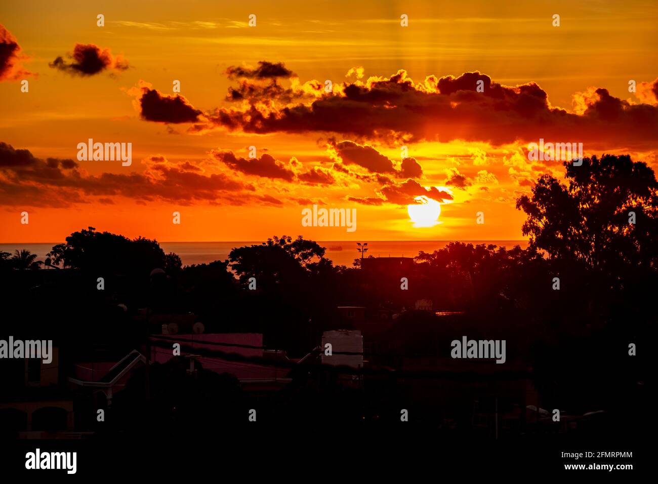 Il sole sorge sull'oceano a Mauritius. Foto Stock