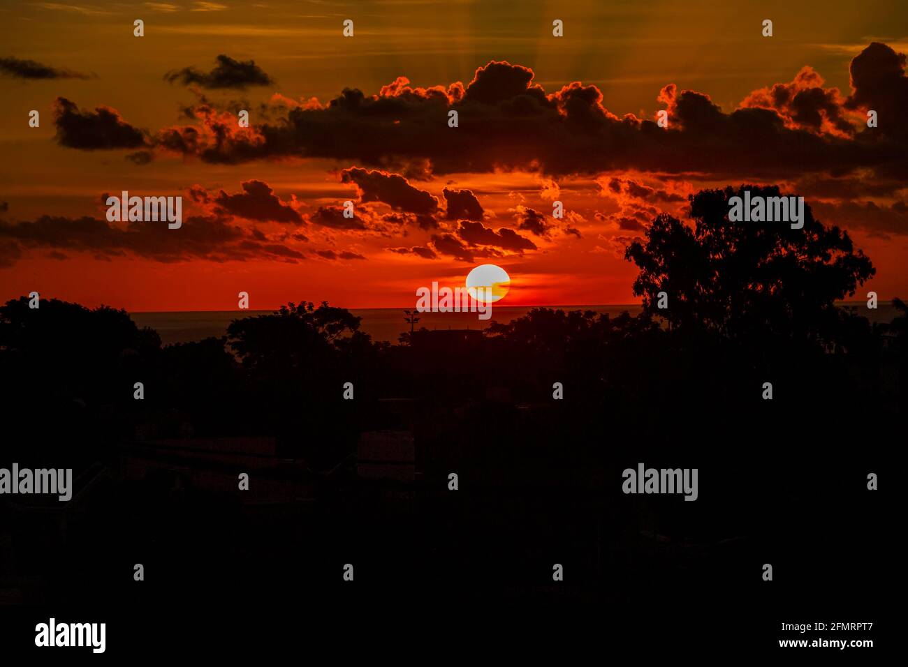 Il sole sorge sull'oceano a Mauritius. Foto Stock