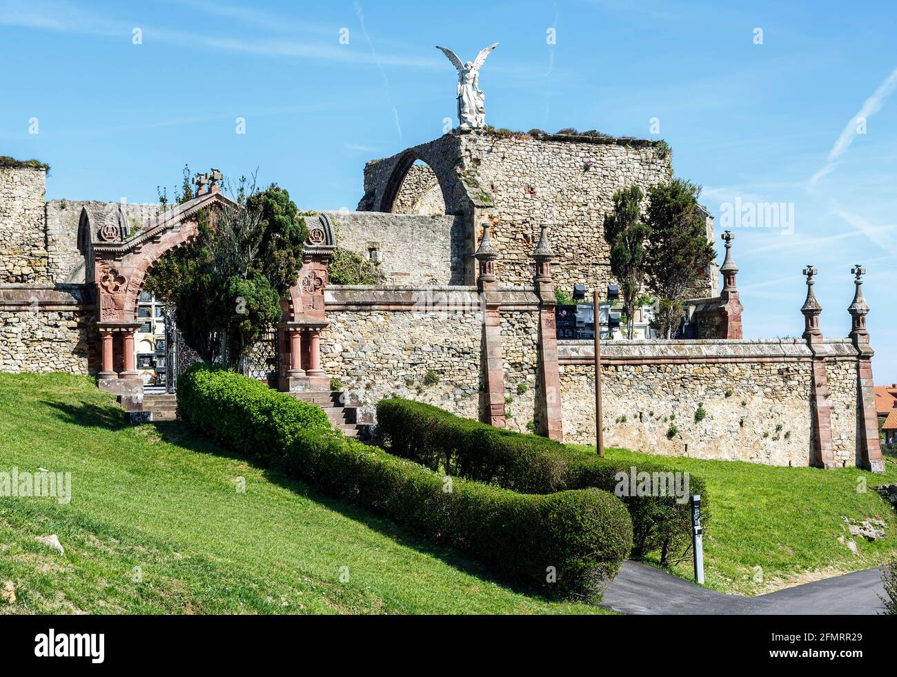 La scultura di un Angelo custode con una spada nel cimitero di Comillas. Cantabria - Spagna Foto Stock