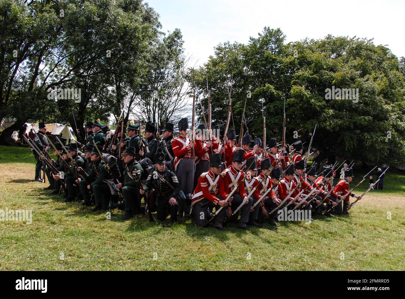 Fanteria britannica nel campo alleato esercitandosi in forma in piazza alla rievocazione della Battaglia di Waterloo. Foto Stock