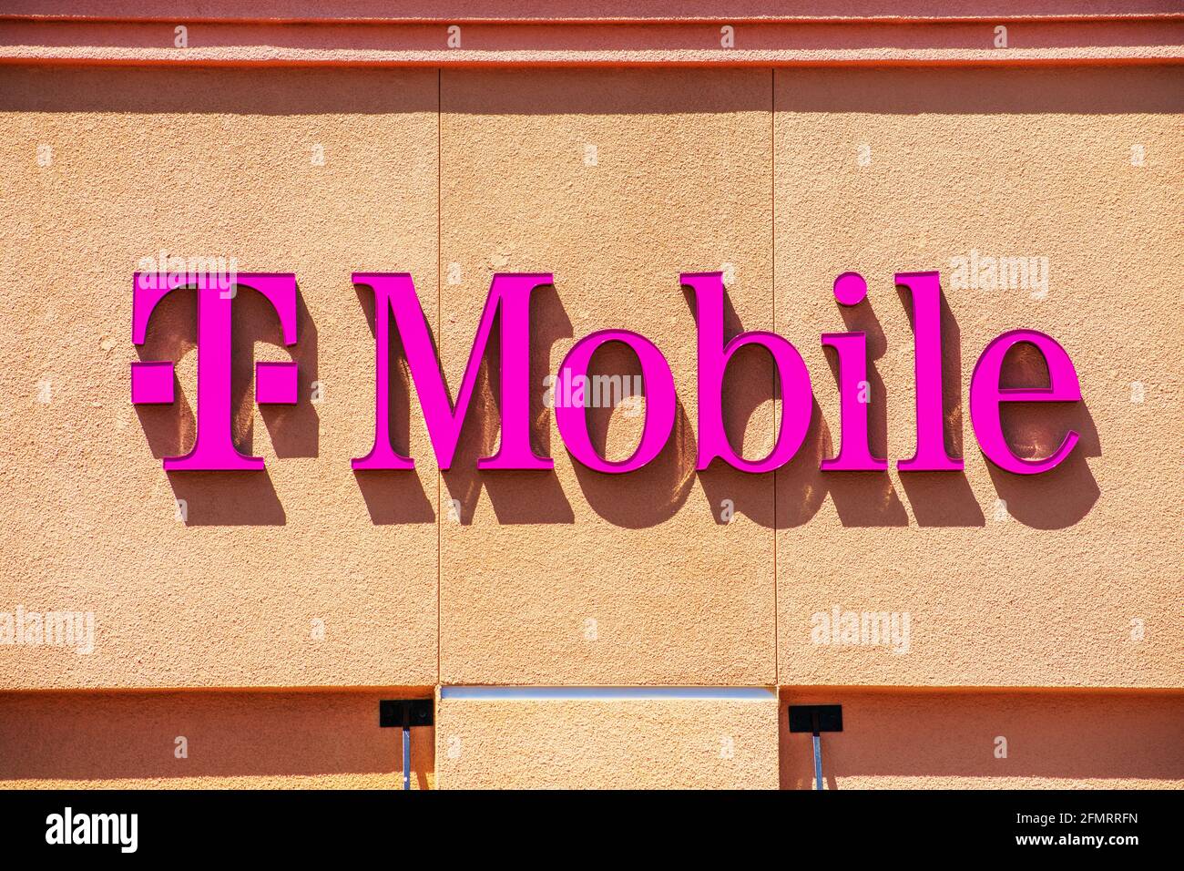 T-Mobile firma sul negozio al dettaglio di provider wireless che offre telefoni cellulari, piani dati, dispositivi Internet e accessori - San Jose California, USA - 202 Foto Stock
