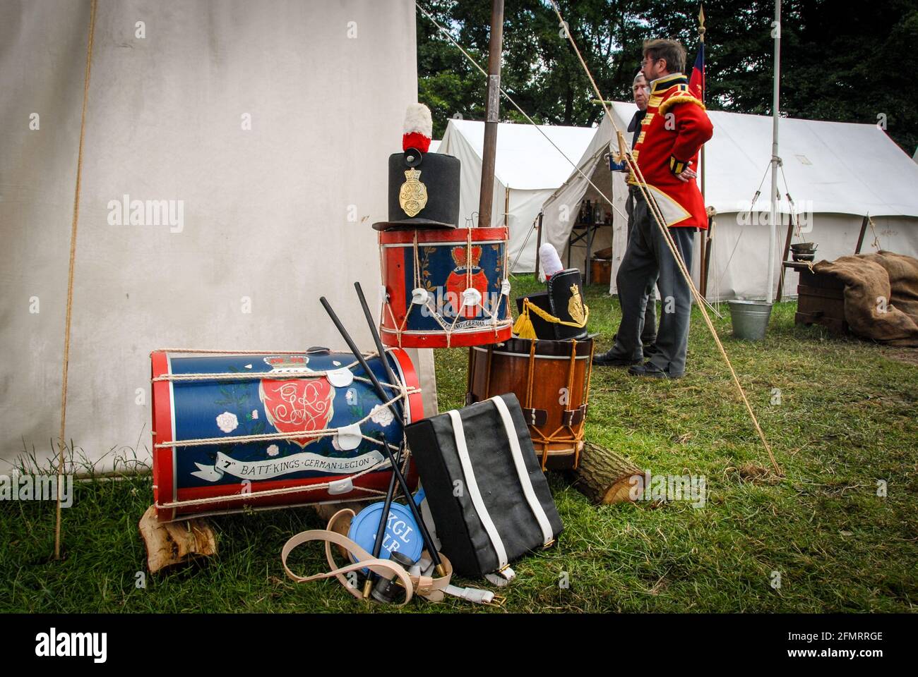 Batteria e attrezzi di soldati britannici. La calma prima della battaglia nel campo alleato prima della rievocazione della battaglia di Waterloo. Foto Stock