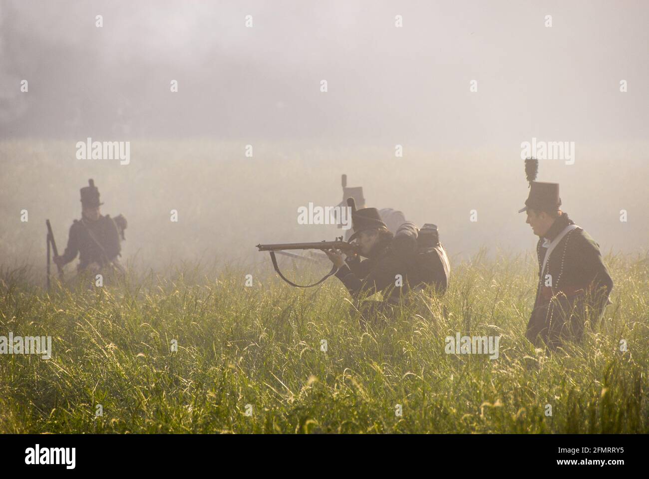 Fanteria leggera britannica sull'attacco alla rievocazione della Battaglia di Waterloo. Gli attori sono vestiti in uniformi del famoso reggimento del 95th, gli sharpshooters legedari. Foto Stock