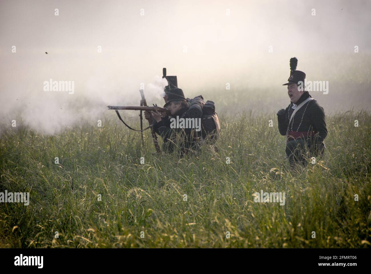 Fanteria leggera britannica sull'attacco alla rievocazione della Battaglia di Waterloo. Gli attori sono vestiti in uniformi del famoso reggimento del 95th, gli sharpshooters legedari. Foto Stock
