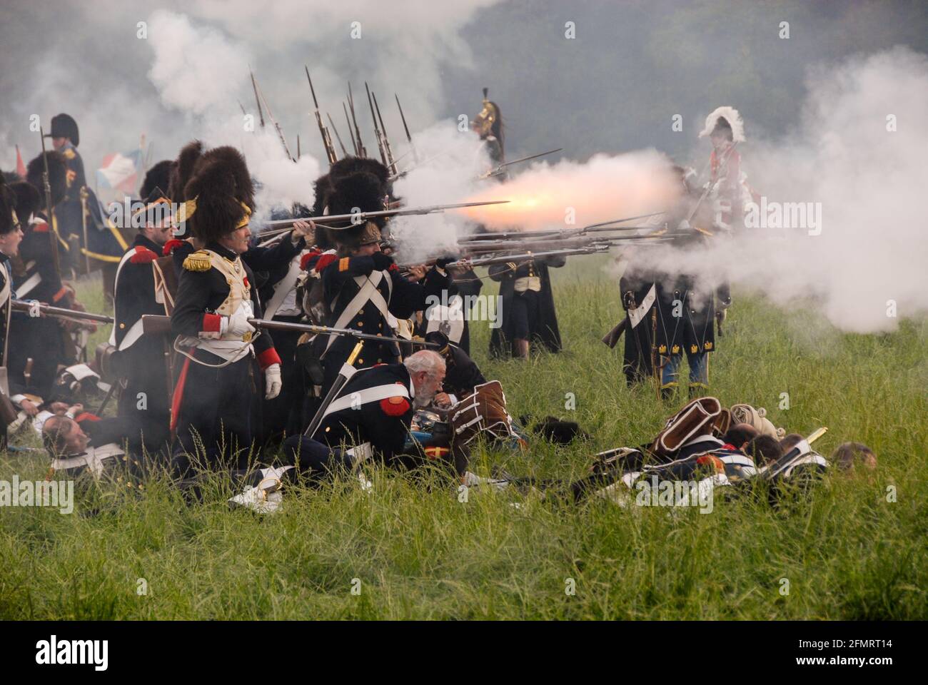 Nel folto della guerra: La vecchia guardia francese inghiottita nel fumo mentre sparava contro il nemico alla rievocazione della Battaglia di Waterloo. Foto Stock