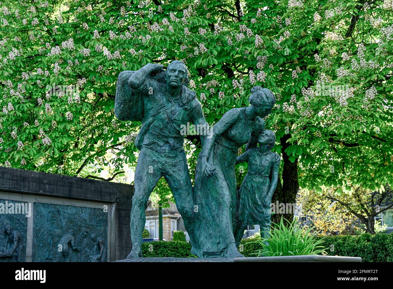 Scultura di immigrati. Il giardino italiano, "Il giardino italiano", Hastings Park, Vancouver, British Columbia, Canada Foto Stock