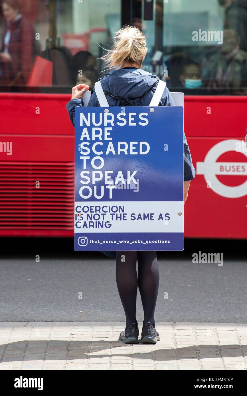 Londra, Regno Unito. 11 Maggio 2021. Jenna Platt, infermiera generale registrata (RGN), infermieri mentali registrati (RMN). 'L'infermiera che chiede le domande' dimostra a Londra mentre indossa un panino board.Jenna gestisce il sito web lockdownalternative.com che supporta gli individui che sono stati negativamente colpiti dal blocco, ma non si sentono ascoltati o supportati e professionisti della salute e di assistenza sociale che hanno raggiunto fuori per condividere le loro storie di essere pauroso Di o essendo ostracized dovuto i diritti umani, il diritto di lavoro, whistleblowing ecc. (foto da Dave Rushen/SOPA Images/Sipa USA) accreditamento: Sipa USA/Alamy Live News Foto Stock