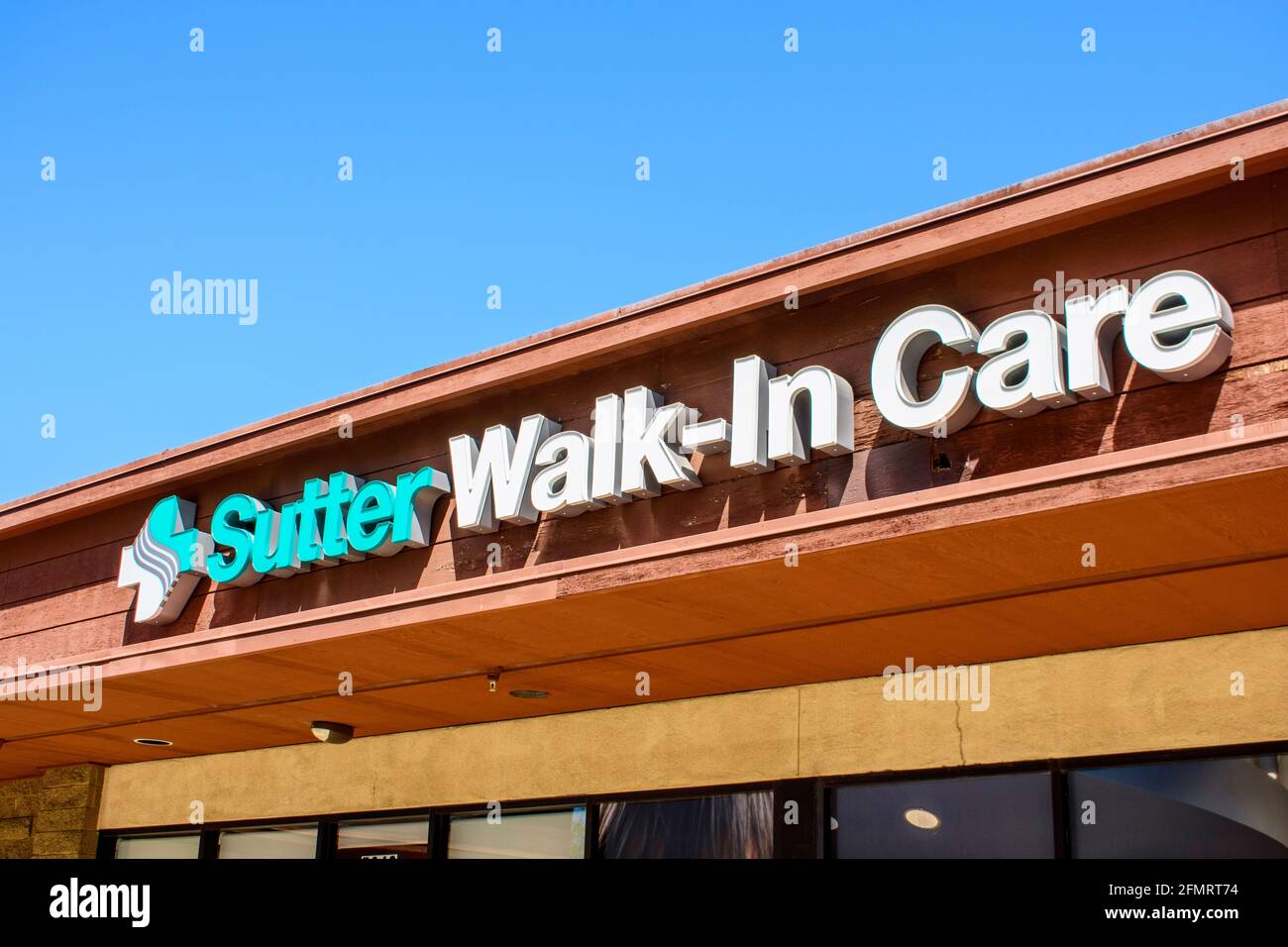 Sutter Health Walk-in segno di cura. Sutter Health è un sistema integrato senza scopo di lucro per la fornitura di salute - San Jose California, USA - 2021 Foto Stock