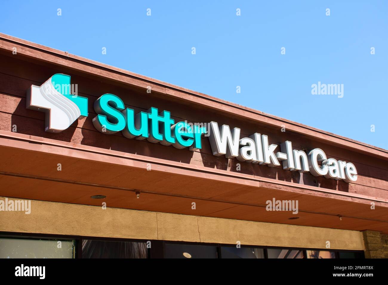 Sutter Health Walk-in segno di cura. Sutter Health è un sistema integrato senza scopo di lucro per la fornitura di salute - San Jose California, USA - 2021 Foto Stock